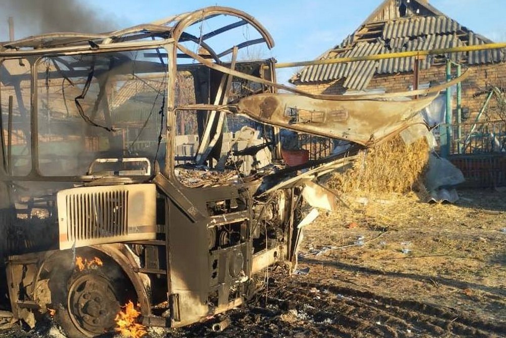 У Нікополі побито лікарню, в районі знищено автобус, 2 загиблих і 3 поранених на Синельниківщині протягом дня 11 лютого (фото)