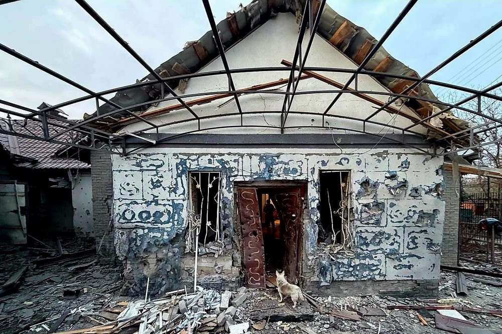 У Нікополі побито лікарню, в районі знищено автобус, 2 загиблих і 3 поранених на Синельниківщині протягом дня 11 лютого (фото)