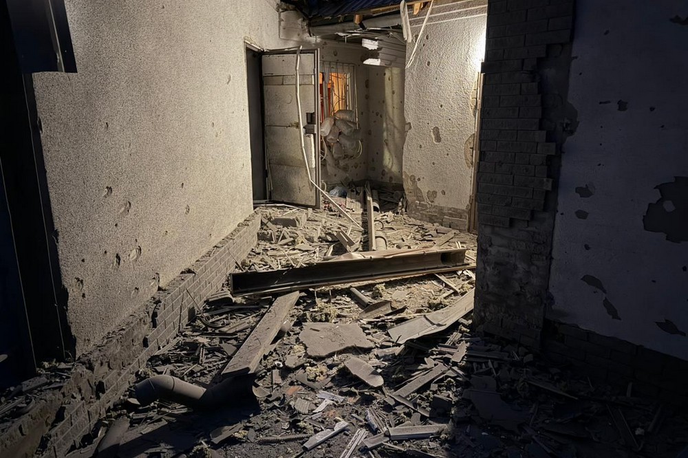 У Нікополі побито лікарню, в районі знищено автобус, 2 загиблих і 3 поранених на Синельниківщині протягом дня 11 лютого (фото)