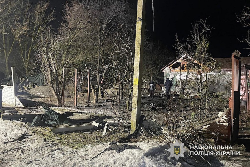 90 ударів по НІкопольщині, згорів автобус, загинула родина на Синельниківщині: всього 4 вбитих і 7 поранених на Дніпропетровщині за добу (фото)