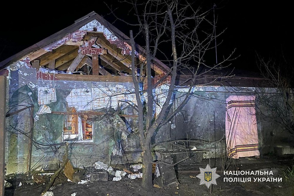 90 ударів по НІкопольщині, згорів автобус, загинула родина на Синельниківщині: всього 4 вбитих і 7 поранених на Дніпропетровщині за добу (фото)