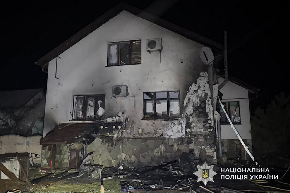 90 ударів по НІкопольщині, згорів автобус, загинула родина на Синельниківщині: всього 4 вбитих і 7 поранених на Дніпропетровщині за добу (фото)