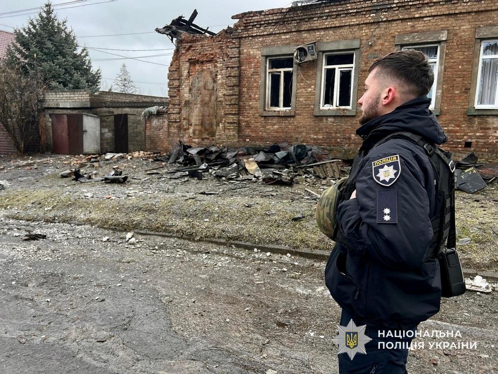 90 ударів по НІкопольщині, згорів автобус, загинула родина на Синельниківщині: всього 4 вбитих і 7 поранених на Дніпропетровщині за добу (фото)