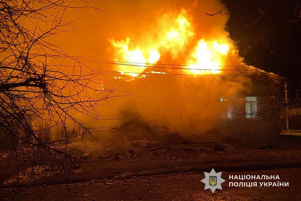 90 ударів по НІкопольщині, згорів автобус, загинула родина на Синельниківщині: всього 4 вбитих і 7 поранених на Дніпропетровщині за добу (фото)