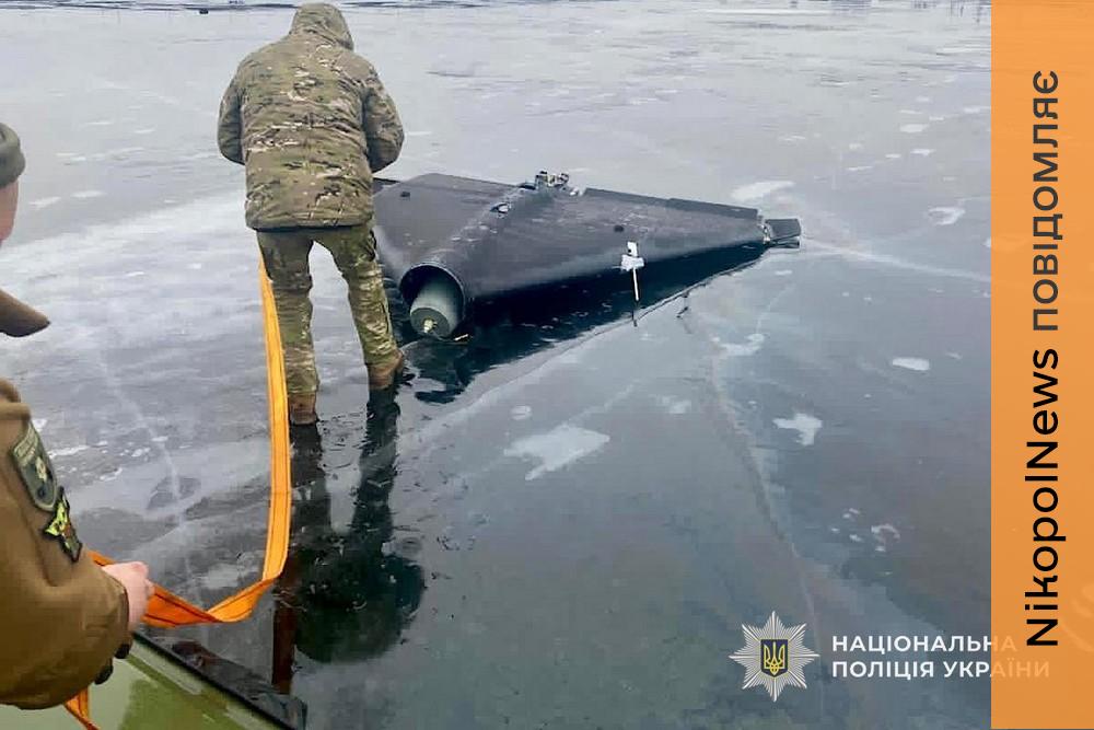На замерзлому Дніпрі сьогодні знову виявили «Шахед» з бойовою частиною (фото) 1 На замерзлому Дніпрі сьогодні знову виявили «Шахед» з бойовою частиною. Це вже другий такий випадок за останній час.