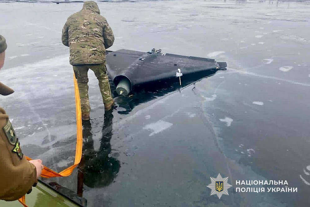 На замерзлому Дніпрі сьогодні знову виявили «Шахед» з бойовою частиною (фото) На замерзлому Дніпрі сьогодні знову виявили «Шахед» з бойовою частиною (фото)
