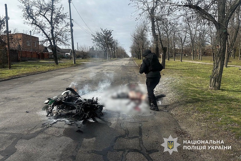 Ворог прицільно вбив мотоцикліста у Нікополі, поранив жінку в центрі і чоловіка на підприємстві: відео і фото з місць ударів показала поліція Ворог прицільно вбив мотоцикліста у Нікополі, поранив жінку в центрі і чоловіка на підприємстві: відео і фото з місць ударів показала поліція