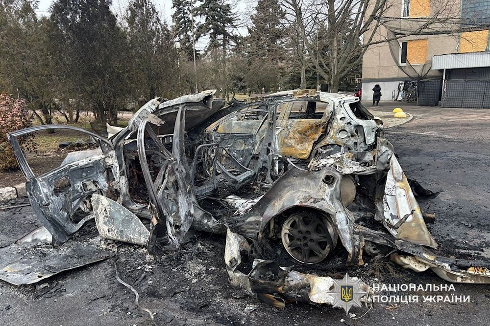 Ворог прицільно вбив мотоцикліста у Нікополі, поранив жінку в центрі і чоловіка на підприємстві: відео і фото з місць ударів показала поліція Ворог прицільно вбив мотоцикліста у Нікополі, поранив жінку в центрі і чоловіка на підприємстві: відео і фото з місць ударів показала поліція