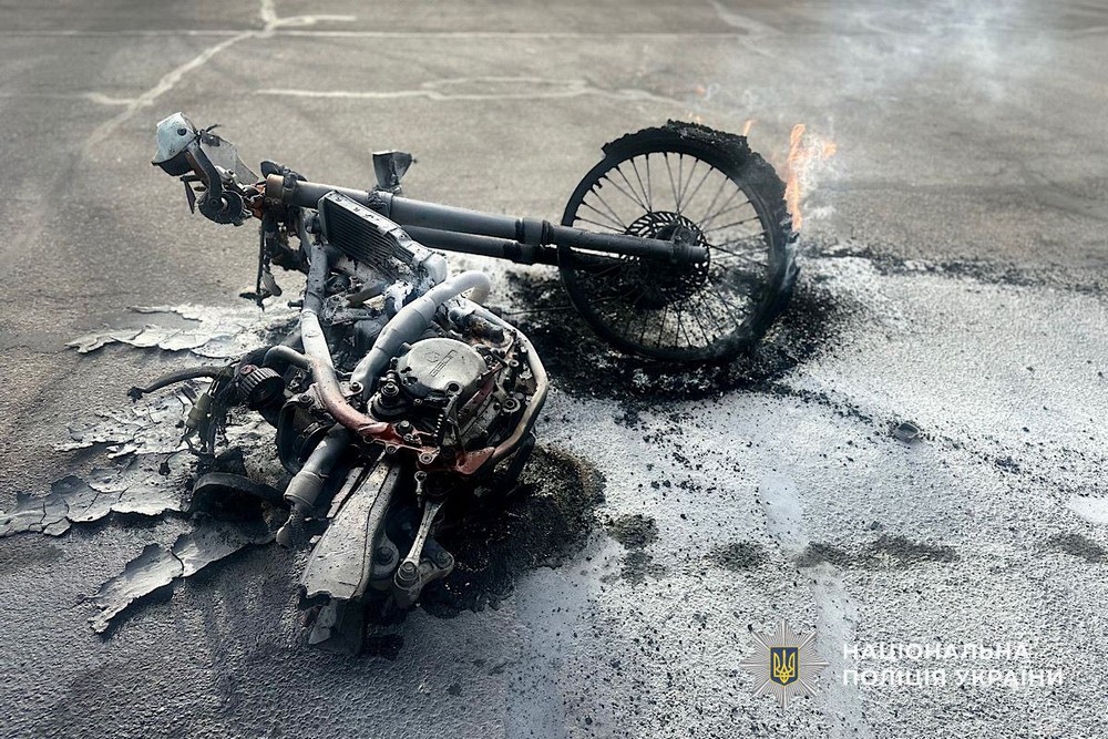 Ворог прицільно вбив мотоцикліста у Нікополі, поранив жінку в центрі і чоловіка на підприємстві: відео і фото з місць ударів показала поліція Ворог прицільно вбив мотоцикліста у Нікополі, поранив жінку в центрі і чоловіка на підприємстві: відео і фото з місць ударів показала поліція