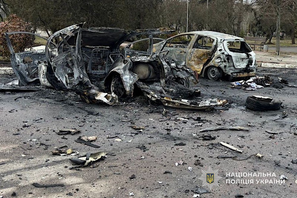 Ворог прицільно вбив мотоцикліста у Нікополі, поранив жінку в центрі і чоловіка на підприємстві: відео і фото з місць ударів показала поліція Ворог прицільно вбив мотоцикліста у Нікополі, поранив жінку в центрі і чоловіка на підприємстві: відео і фото з місць ударів показала поліція