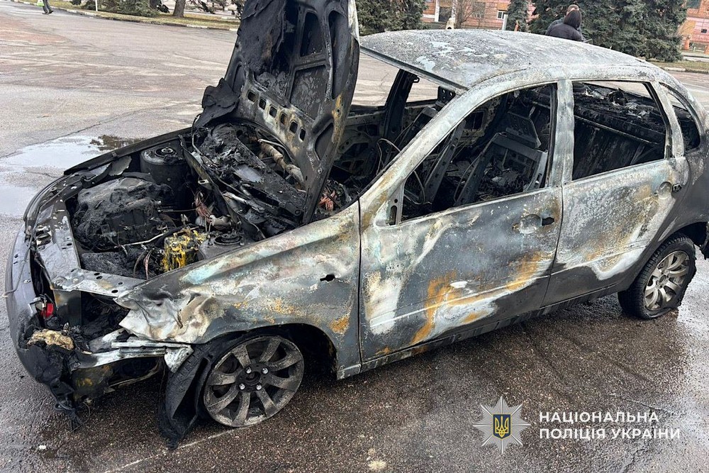 Ворог прицільно вбив мотоцикліста у Нікополі, поранив жінку в центрі і чоловіка на підприємстві: відео і фото з місць ударів показала поліція Ворог прицільно вбив мотоцикліста у Нікополі, поранив жінку в центрі і чоловіка на підприємстві: відео і фото з місць ударів показала поліція