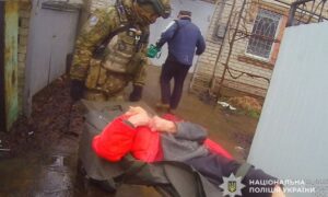 Знайшла сили тихо подякувати...: «Білі янголи» встигли врятувати 90-річну жінку у майже знищеній старій частині Нікополя (фото, відео)