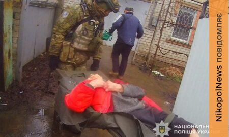 Знайшла сили тихо подякувати...: «Білі янголи» встигли врятувати 90-річну жінку у майже знищеній старій частині Нікополя (фото, відео)