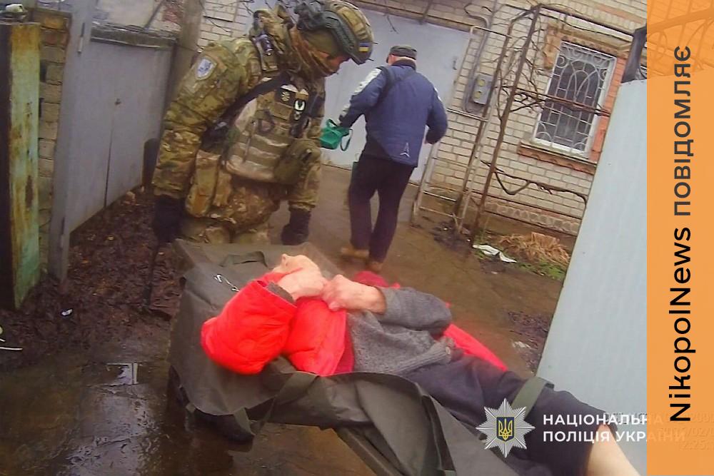 Знайшла сили тихо подякувати...: «Білі янголи» встигли врятувати 90-річну жінку у майже знищеній старій частині Нікополя (фото, відео) 1 Знайшла сили тихо подякувати...: «Білі янголи» встигли врятувати 90-річну жінку у майже знищеній старій частині Нікополя (фото, відео)