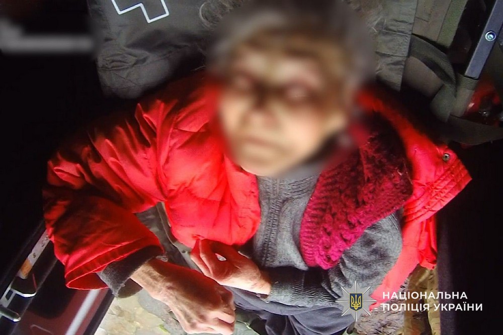 Знайшла сили тихо подякувати...: «Білі янголи» встигли врятувати 90-річну жінку у майже знищеній старій частині Нікополя (фото, відео)