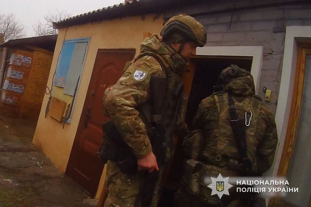 Знайшла сили тихо подякувати...: «Білі янголи» встигли врятувати 90-річну жінку у майже знищеній старій частині Нікополя (фото, відео)