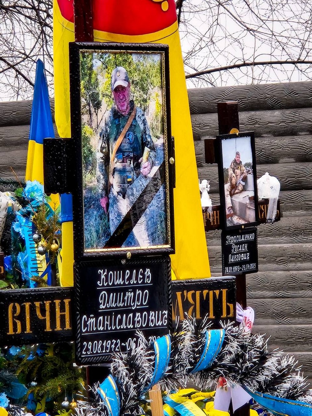 Скільки болю і сліз…. У Нікополі сьогодні звершили панахиду за полеглими воїнами на Алеї Героїв Скільки болю і сліз…. У Нікополі сьогодні звершили панахиду за полеглими воїнами на Алеї Героїв