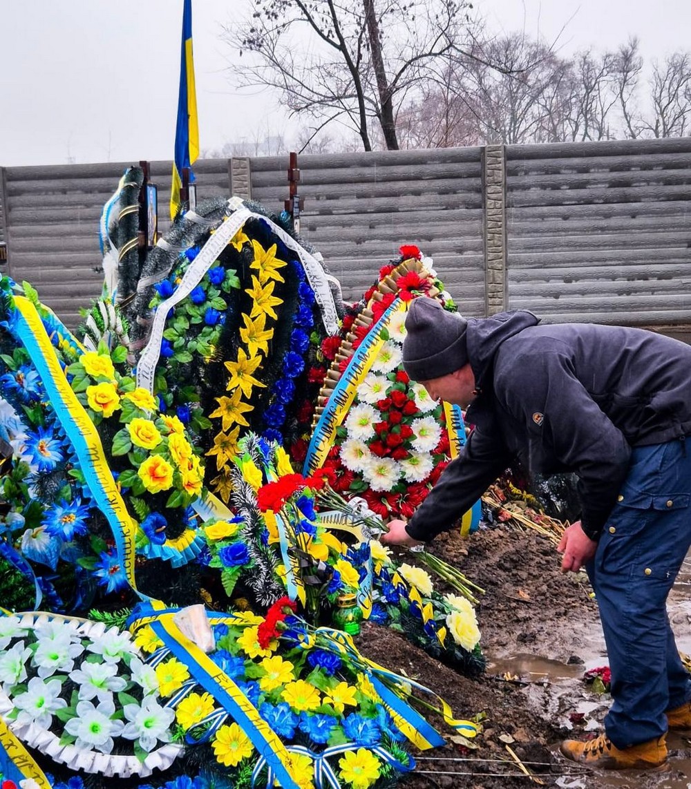 Скільки болю і сліз…. У Нікополі сьогодні звершили панахиду за полеглими воїнами на Алеї Героїв (фото) Скільки болю і сліз…. У Нікополі сьогодні звершили панахиду за полеглими воїнами на Алеї Героїв (фото)