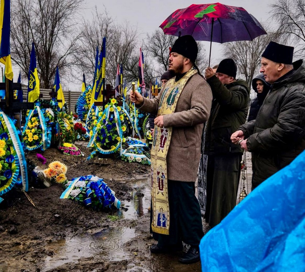 Скільки болю і сліз…. У Нікополі сьогодні звершили панахиду за полеглими воїнами на Алеї Героїв (фото) Скільки болю і сліз…. У Нікополі сьогодні звершили панахиду за полеглими воїнами на Алеї Героїв (фото)