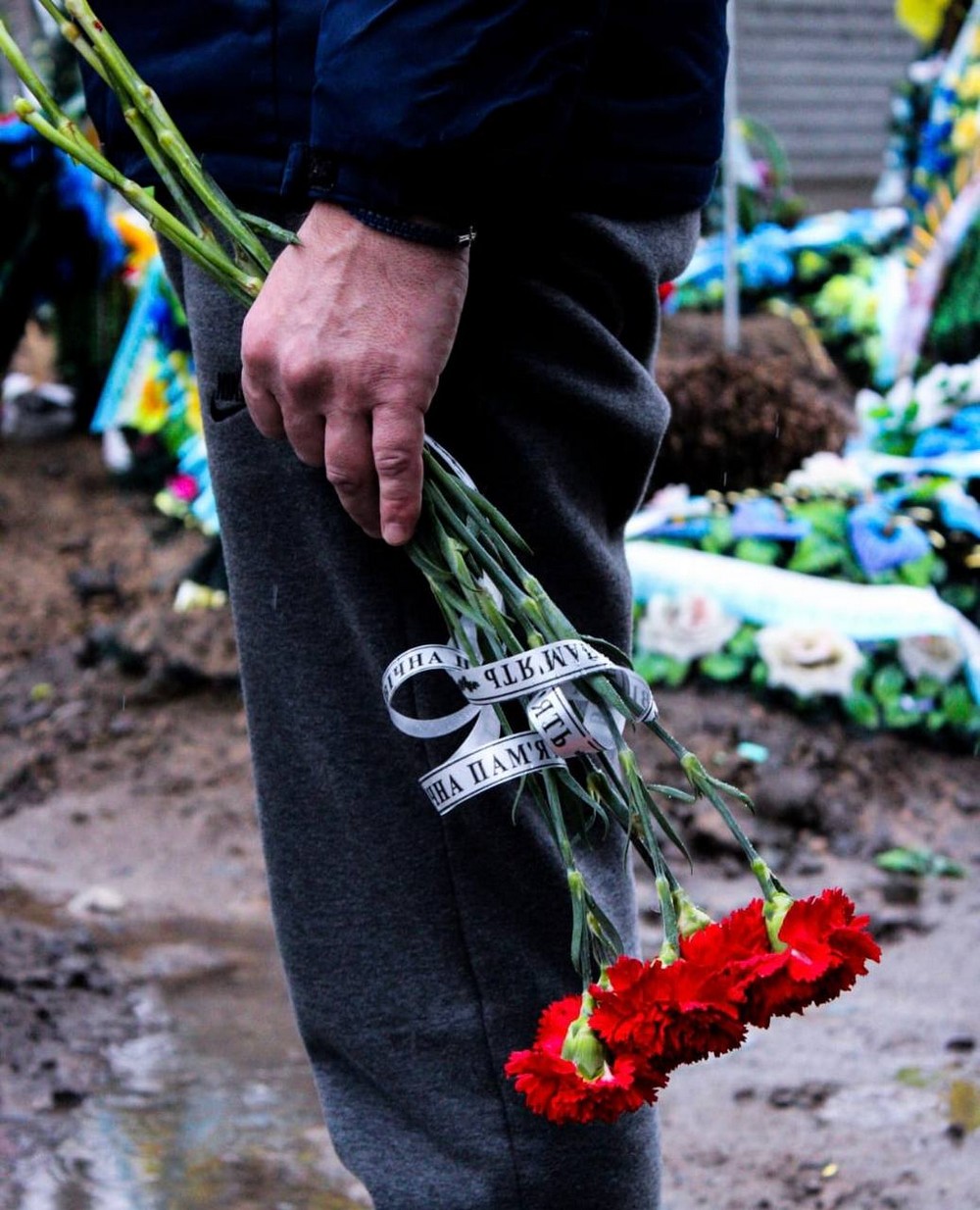 Скільки болю і сліз…. У Нікополі сьогодні звершили панахиду за полеглими воїнами на Алеї Героїв (фото) Скільки болю і сліз…. У Нікополі сьогодні звершили панахиду за полеглими воїнами на Алеї Героїв (фото)