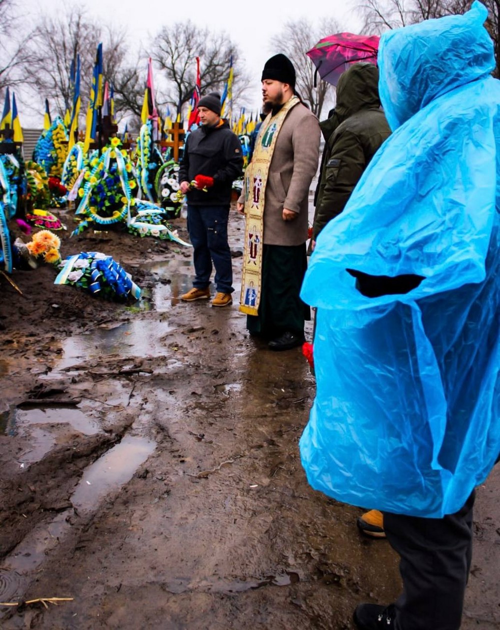 Скільки болю і сліз…. У Нікополі сьогодні звершили панахиду за полеглими воїнами на Алеї Героїв (фото) Скільки болю і сліз…. У Нікополі сьогодні звершили панахиду за полеглими воїнами на Алеї Героїв (фото)