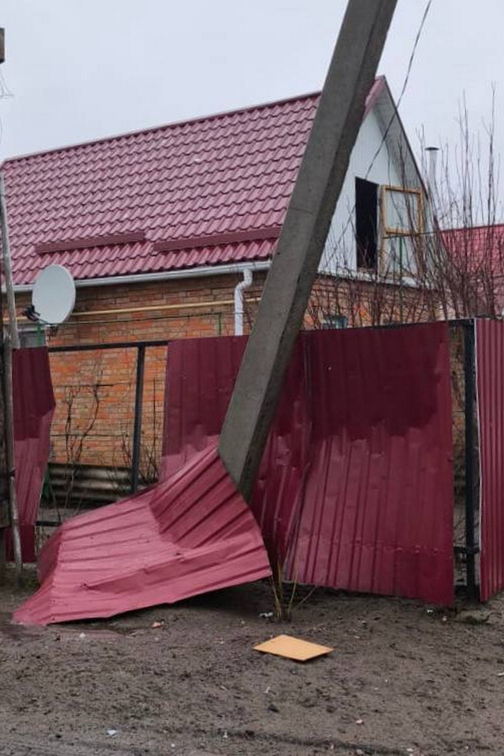 У Нікополі побито торгівельний центр, багатоповерхівки, на Синельниківщині горіла гімназія – ворог атакував область протягом дня (фото) У Нікополі побито торгівельний центр, багатоповерхівки, на Синельниківщині горіла гімназія – ворог атакував область протягом дня (фото)