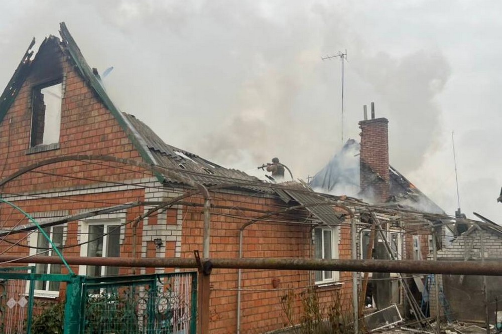 У Нікополі побито торгівельний центр, багатоповерхівки, на Синельниківщині горіла гімназія – ворог атакував область протягом дня (фото) У Нікополі побито торгівельний центр, багатоповерхівки, на Синельниківщині горіла гімназія – ворог атакував область протягом дня (фото)