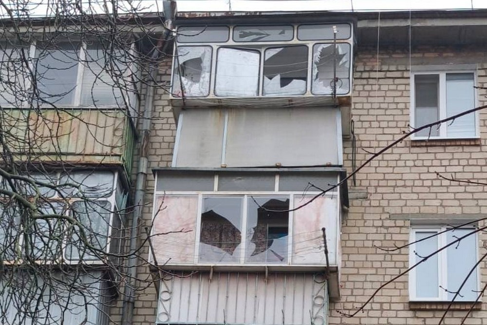 У Нікополі побито торгівельний центр, багатоповерхівки, на Синельниківщині горіла гімназія – ворог атакував область протягом дня (фото) У Нікополі побито торгівельний центр, багатоповерхівки, на Синельниківщині горіла гімназія – ворог атакував область протягом дня (фото)