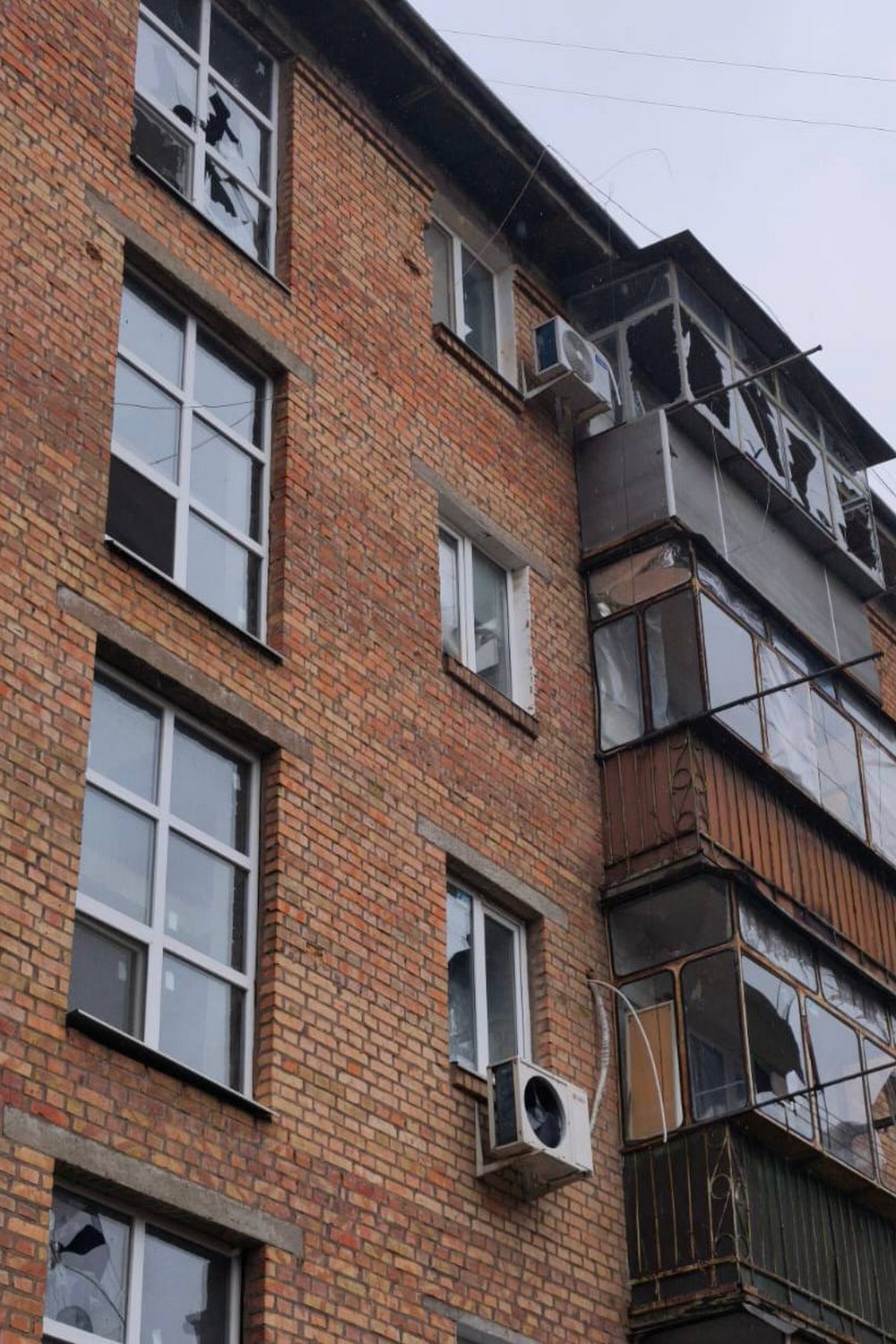 У Нікополі побито торгівельний центр, багатоповерхівки, на Синельниківщині горіла гімназія – ворог атакував область протягом дня (фото) У Нікополі побито торгівельний центр, багатоповерхівки, на Синельниківщині горіла гімназія – ворог атакував область протягом дня (фото)