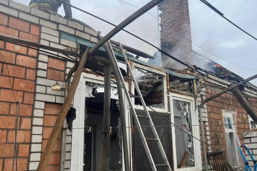 У Нікополі побито торгівельний центр, багатоповерхівки, на Синельниківщині горіла гімназія – ворог атакував область протягом дня (фото) У Нікополі побито торгівельний центр, багатоповерхівки, на Синельниківщині горіла гімназія – ворог атакував область протягом дня (фото)