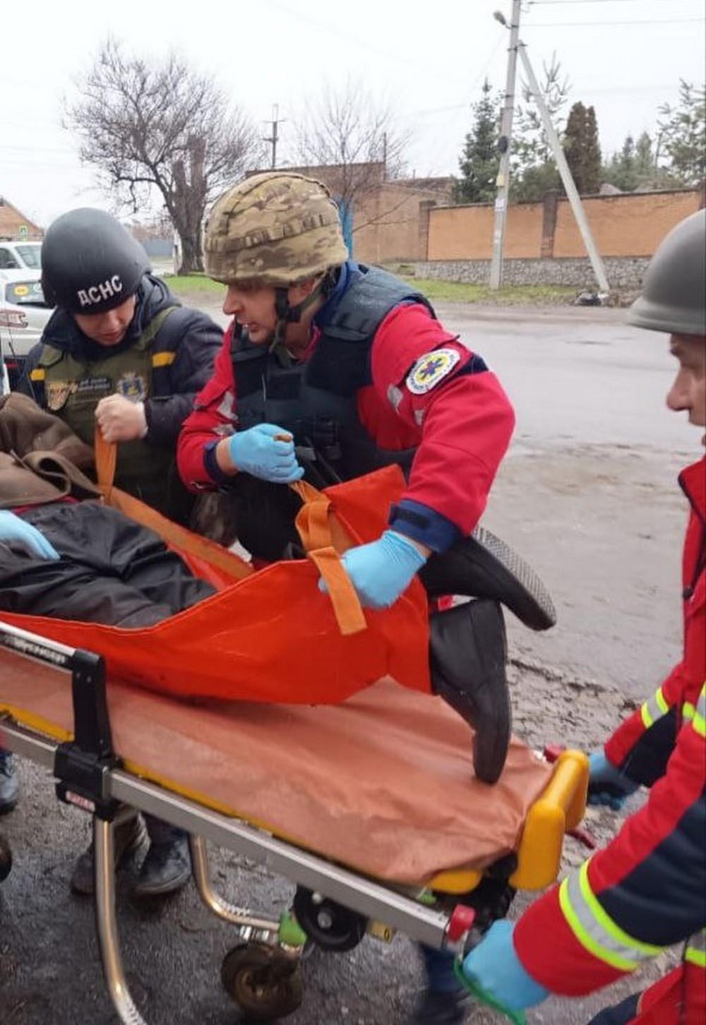 «Людина може стекти кров’ю за 1-3 хвилини»: медик з Нікополя розповів про свою роботу у прифронтовому місті (фото) «Людина може стекти кров’ю за 1-3 хвилини»: медик з Нікополя розповів про свою роботу у прифронтовому місті (фото)