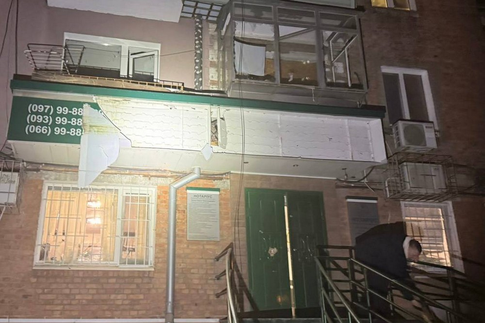 У Нікополі побито магазини, нотаріальну контору, навчальні заклади, фіксуються аварійні відключення світла