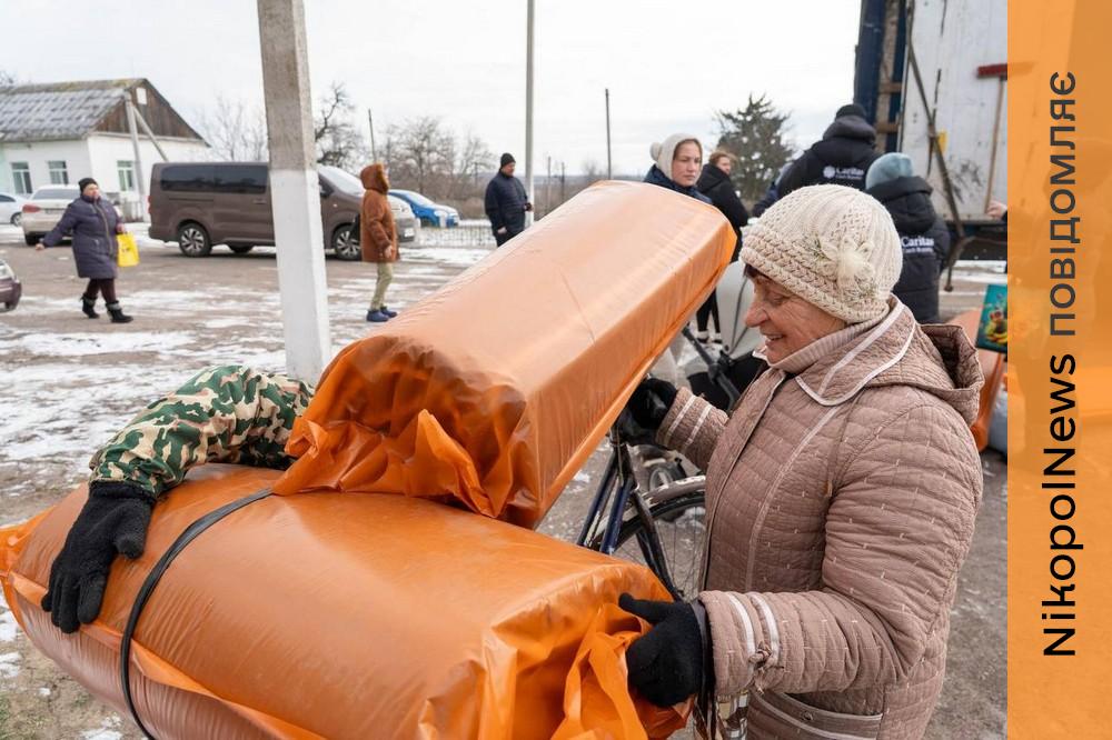 У громадах на Нікопольщині і Криворіжжі роздають пакунки тепла від чеських друзів (фото)