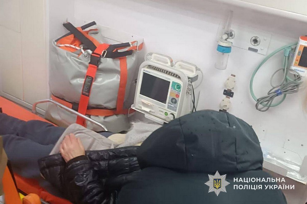 На мосту у Нікополі водій помітив жінку, якій стало зле. Він не зміг проїхати повз. А потім долучився поліцейський. Нещасному випадку вдалося запобігти.