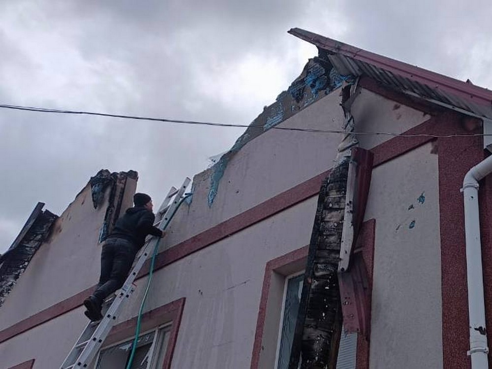 Троє поранених у Нікополі і районі, понівечено пожежну частину, гуртожиток, будинки, також під ударом ворога був Самарівський район (фото) Троє поранених у Нікополі і районі, понівечено пожежну частину, гуртожиток, будинки, також під ударом ворога був Самарівський район (фото)