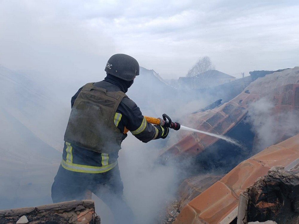 Троє поранених у Нікополі і районі, понівечено пожежну частину, гуртожиток, будинки, також під ударом ворога був Самарівський район (фото) Троє поранених у Нікополі і районі, понівечено пожежну частину, гуртожиток, будинки, також під ударом ворога був Самарівський район (фото)