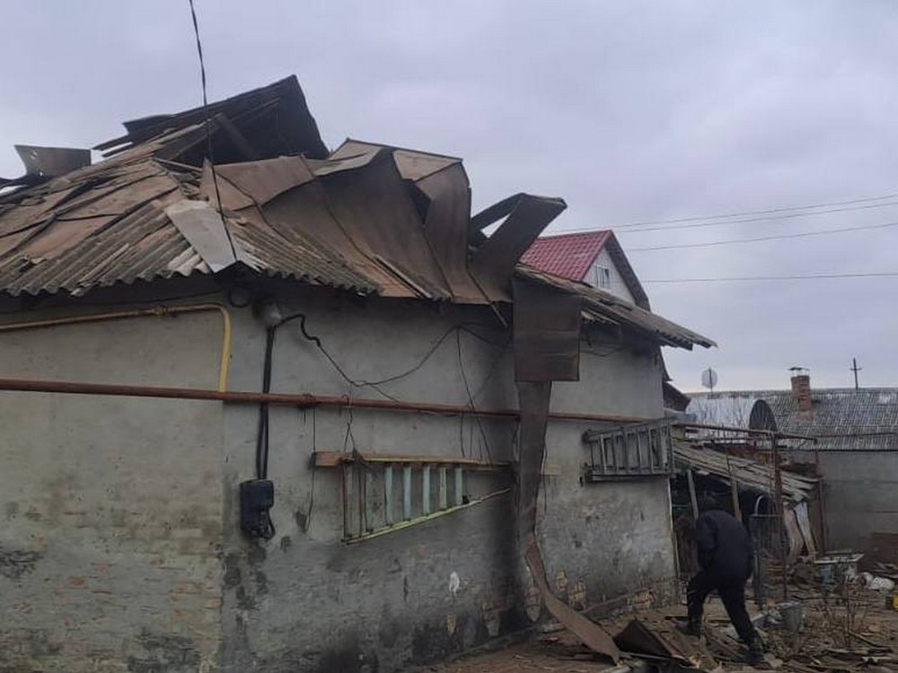 Троє поранених у Нікополі і районі, понівечено пожежну частину, гуртожиток, будинки, також під ударом ворога був Самарівський район (фото) Троє поранених у Нікополі і районі, понівечено пожежну частину, гуртожиток, будинки, також під ударом ворога був Самарівський район (фото)