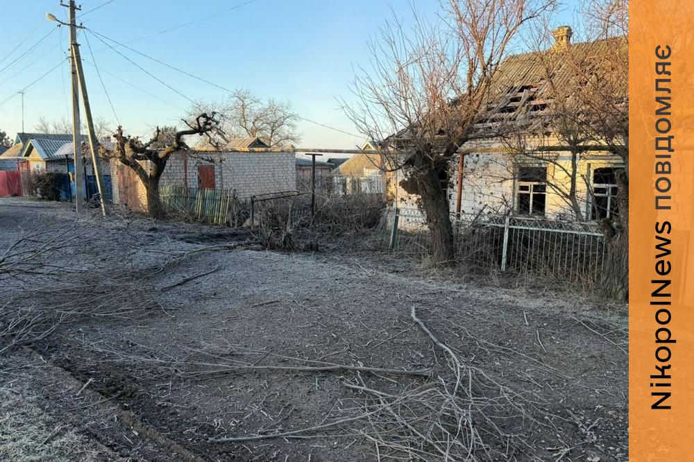 Побито підприємство, будинок, газопровід: у Марганці показали фото наслідків нічного обстрілу (фото) 1 Побито підприємство, будинок, газопровід: у Марганці показали фото наслідків нічного обстрілу (фото)