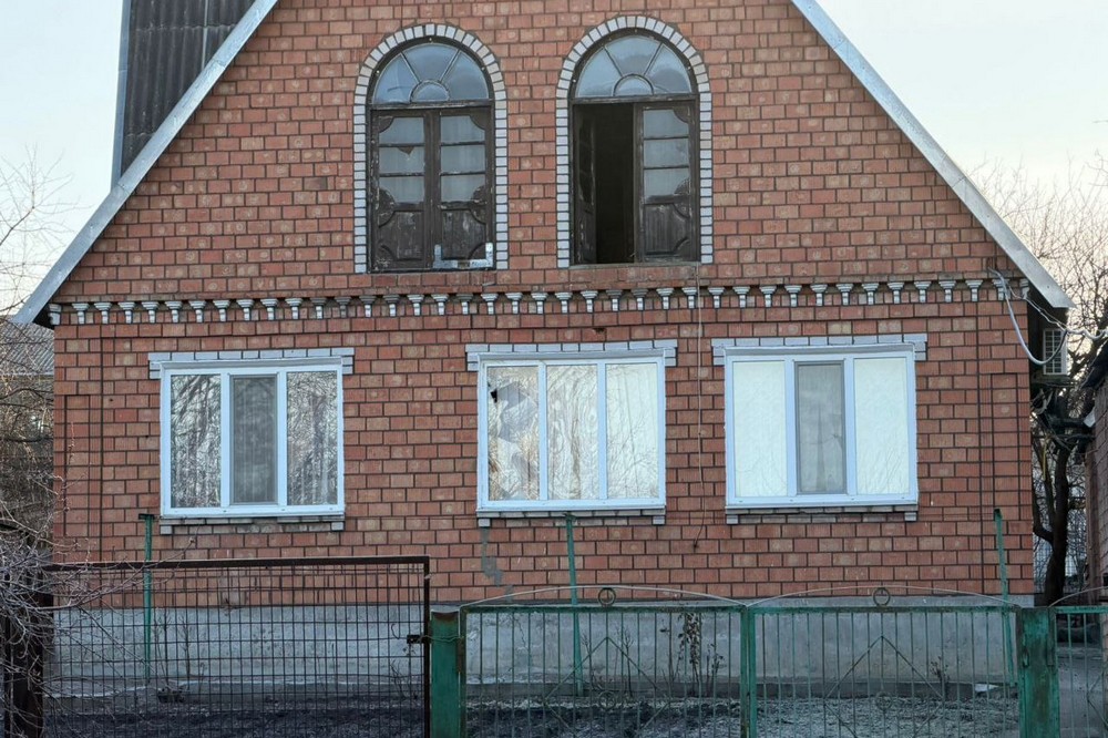 Побито підприємство, будинок, газопровід: у Марганці показали фото наслідків нічного обстрілу (фото) Побито підприємство, будинок, газопровід: у Марганці показали фото наслідків нічного обстрілу (фото)