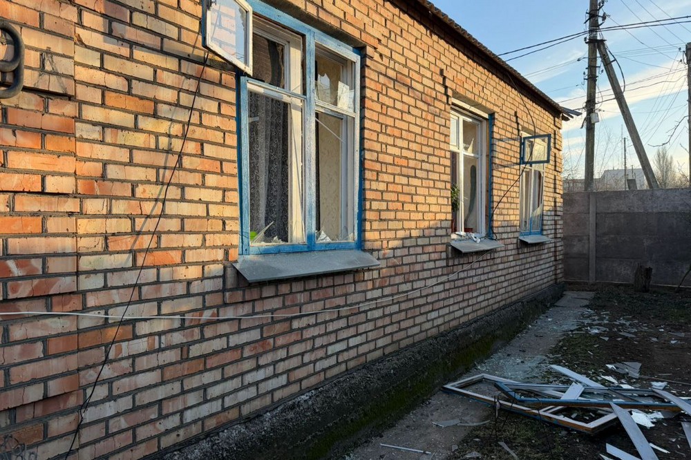 Побито підприємство, будинок, газопровід: у Марганці показали фото наслідків нічного обстрілу (фото) Побито підприємство, будинок, газопровід: у Марганці показали фото наслідків нічного обстрілу (фото)