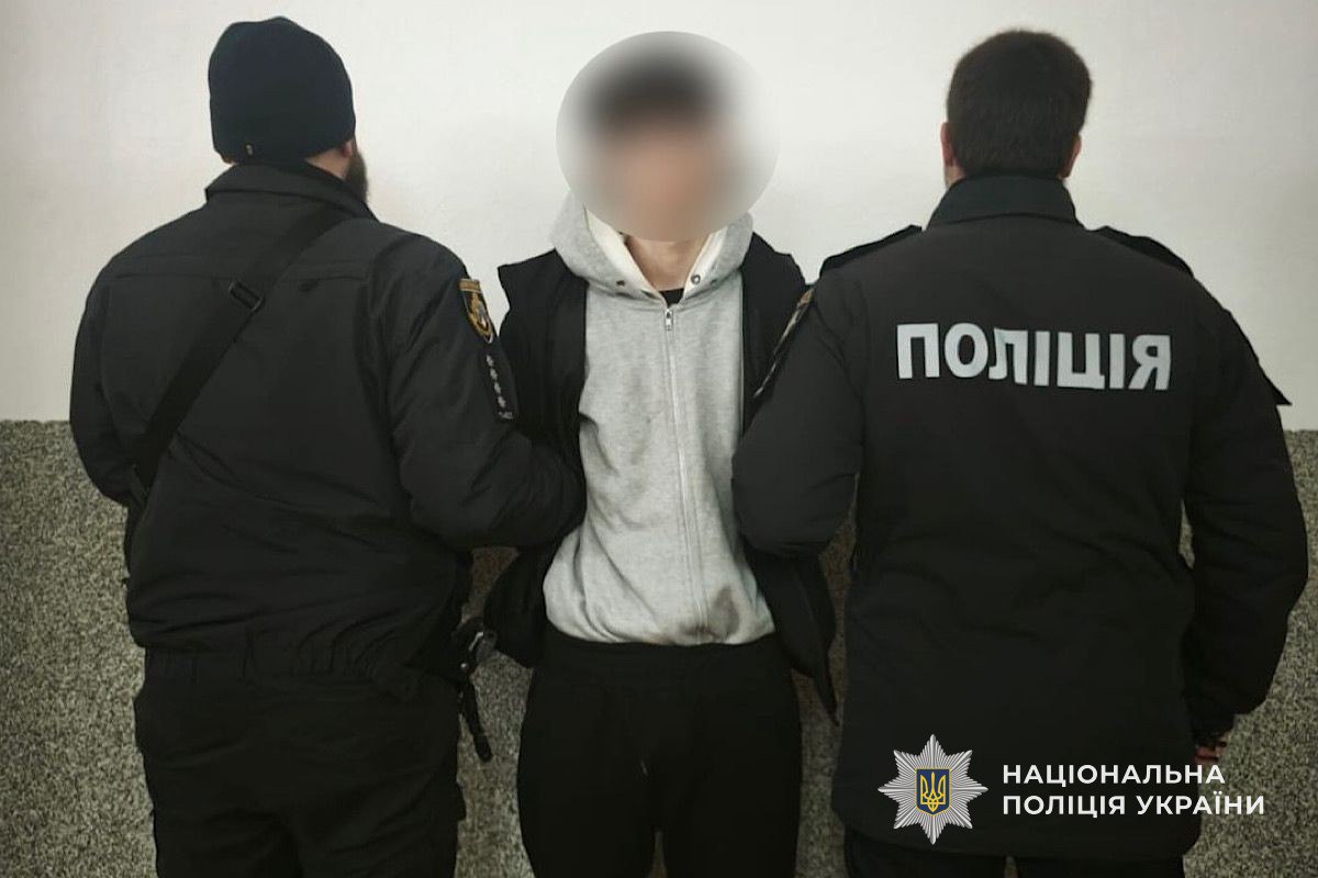 Двоє підлітків у Дніпрі жорстоко побили військового ЗСУ та все знімали на телефони Двоє підлітків у Дніпрі жорстоко побили військового ЗСУ та все знімали на телефони