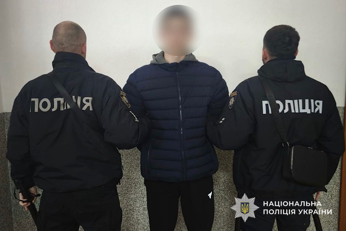 Двоє підлітків у Дніпрі жорстоко побили військового ЗСУ та все знімали на телефони Двоє підлітків у Дніпрі жорстоко побили військового ЗСУ та все знімали на телефони