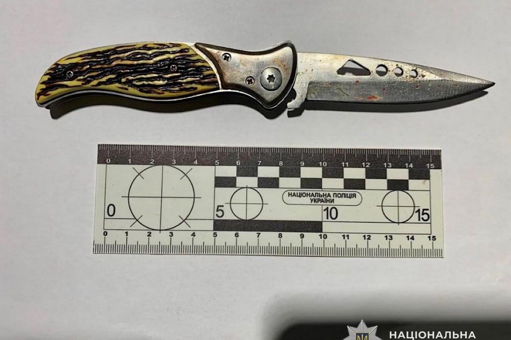 Двоє підлітків у Дніпрі жорстоко побили військового ЗСУ та все знімали на телефони Двоє підлітків у Дніпрі жорстоко побили військового ЗСУ та все знімали на телефони