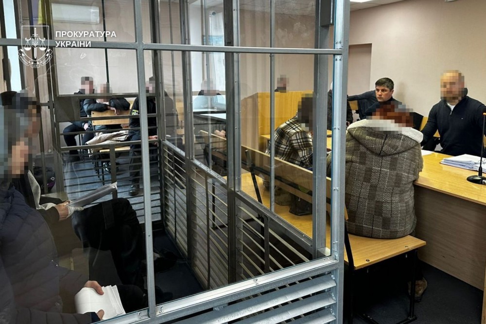 Двоє підлітків у Дніпрі жорстоко побили військового ЗСУ та все знімали на телефони. Їм оголосили підозру. Двоє підлітків у Дніпрі жорстоко побили військового ЗСУ та все знімали на телефони. Їм оголосили підозру.