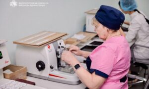 В обласній лікарні Дніпра, де допомагають пацієнтам з онкологією, вдосконалили лінійний прискорювач. Там запрацювала інноваційна система із теплоповерхневою камерою Brainlab. Вона – єдина в Україні.