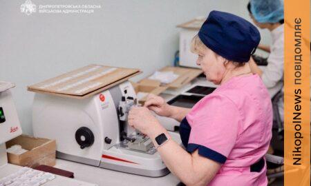 В обласній лікарні Дніпра, де допомагають пацієнтам з онкологією, вдосконалили лінійний прискорювач. Там запрацювала інноваційна система із теплоповерхневою камерою Brainlab. Вона – єдина в Україні.