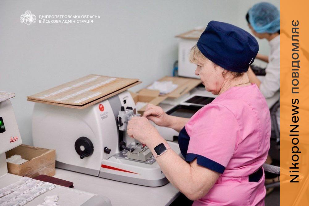 У лікарні Дніпра, де допомагають пацієнтам з онкологією, з’явилася єдина в Україні камера Brainlab 1 В обласній лікарні Дніпра, де допомагають пацієнтам з онкологією, вдосконалили лінійний прискорювач. Там запрацювала інноваційна система із теплоповерхневою камерою Brainlab. Вона – єдина в Україні.