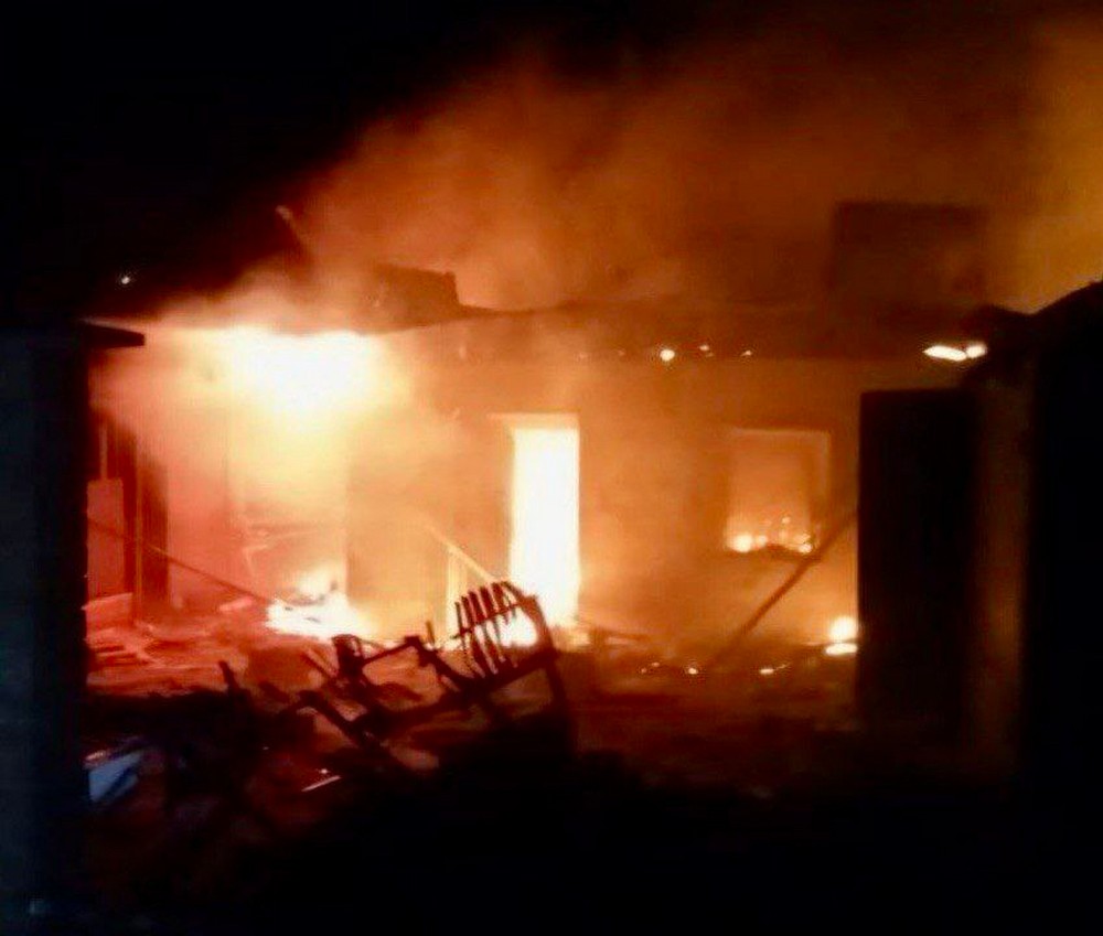 Нікополь і район, а також Синельниківщина, були під ворожими ударами вночі – є руйнування, сталася пожежа (фото) Нікополь і район, а також Синельниківщина, були під ворожими ударами вночі – є руйнування, сталася пожежа (фото)