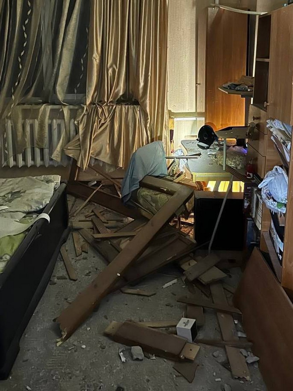 Нікополь і район, а також Синельниківщина, були під ворожими ударами вночі – є руйнування, сталася пожежа (фото) Нікополь і район, а також Синельниківщина, були під ворожими ударами вночі – є руйнування, сталася пожежа (фото)