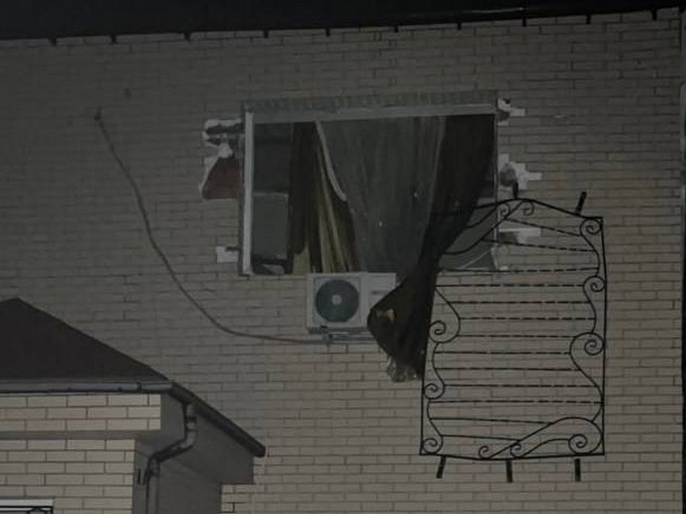 Нікополь і район, а також Синельниківщина, були під ворожими ударами вночі – є руйнування, сталася пожежа (фото) Нікополь і район, а також Синельниківщина, були під ворожими ударами вночі – є руйнування, сталася пожежа (фото)